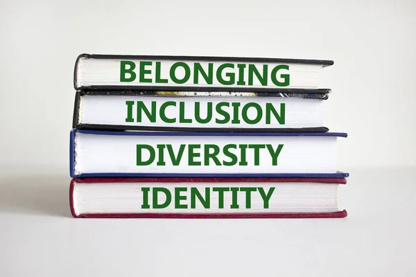 Símbolo Belong Livros Com Palavras Pertença Inclusão Identidade Diversidade Bela — Fotografia de Stock
