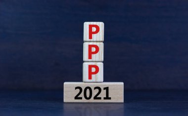 PPP, 2021 maaş koruma programı sembolü. Kelime kavramları PPP, maaş koruma programı 2021 güzel gri bir arkaplan üzerinde tahta bloklar. İş, PPP 2021 konsepti.