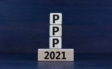 PPP, 2021 maaş koruma programı sembolü. Kelime kavramları PPP, maaş koruma programı 2021 güzel gri bir arkaplan üzerinde tahta bloklar. İş, PPP 2021 konsepti.