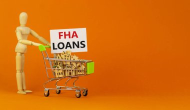 FHA kredi sembolü. Tahta evleri olan minyatür alışveriş arabası, FHA kredileri, federal konut idaresi. Bir insan modeli. Güzel turuncu arkaplan, kopyalama alanı. İş ve FHA kredileri kavramı.