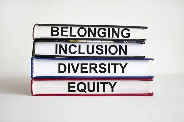 シンボルに属しています 美しい白いテーブル 白い背景に単語 多様性公平 を持つ本 ビジネス 多様性とインクルージョンの概念 スペースのコピー — ストック写真