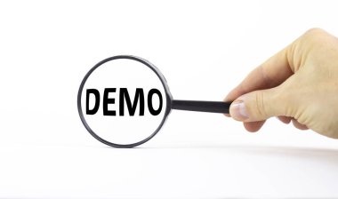 Demo sembolü. Güzel beyaz bir arka planda kelime tanıtımlı büyüteç. İşadamı eli. İş ve demo kavramı, kopyalama alanı.