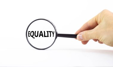 Eşitlik ve kapsama sembolü. Güzel beyaz bir arka planda kelime eşitliği olan büyüteç. İşadamı eli. İş, eşitlik ve kapsama kavramı, kopyalama alanı.