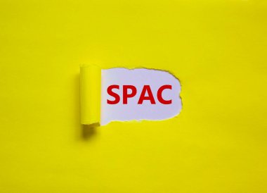SPAC, özel amaçlı şirket sembolü. Yırtık sarı kağıdın arkasında 'SPAC' kelimeleri beliriyor. Güzel bir arkaplan, kopyalama alanı. İş ve SPAC, özel amaçlı satın alma şirketi kavramı.