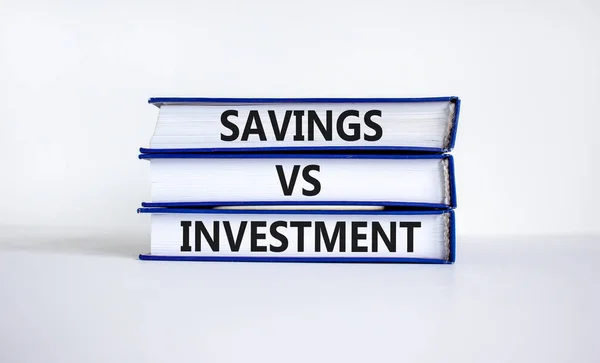 储蓄相对于投资战略的象征 储蓄与投资 字样的书 漂亮的白色背景 复制空间 储蓄与投资战略概念 — 图库照片