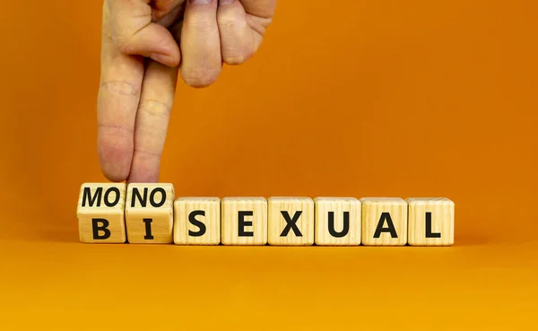 Símbolo Monosexual Bisexual Doctor Convierte Cubos Madera Cambia Palabra Monosexual — Foto de Stock