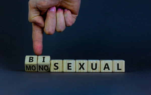 Símbolo Monosexual Bisexual Doctor Convierte Cubos Madera Cambia Palabra Monosexual — Foto de Stock