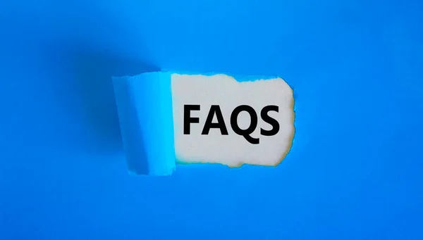 Faqs Sıklıkla Sorulan Soru Sembolü Yırtık Mavi Kağıdın Arkasında Sıkça — Stok fotoğraf