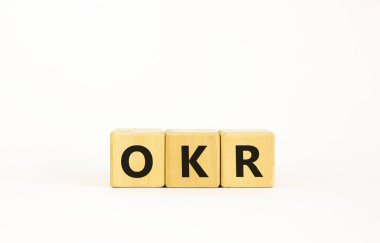 OKR, hedefler ve anahtar sonuç sembolü. Güzel beyaz arkaplandaki küplere 'OKR, hedefler ve anahtar sonuçlar' kavramını uygulayın. İş ve OKR, hedefler ve temel sonuç kavramı. Boşluğu kopyala.