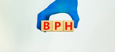Tıbbi ve BPH İyi huylu Prostatik Hipertrofi Hiperplazi Kan basıncı Yüksek Sembolü. Doktor 'BPH' sözcüğüyle tahta bloklar tutuyor. Güzel beyaz arka plan. Uzayı kopyala Tıbbi ve BPH kavramı.