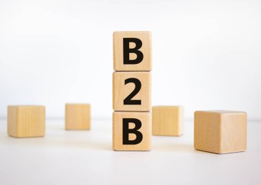 B2B sembolü. 'B2B - işten işe' kavramını güzel beyaz arkaplandaki küplere uygulayın. İş ve B2B konsepti. Boşluğu kopyala.