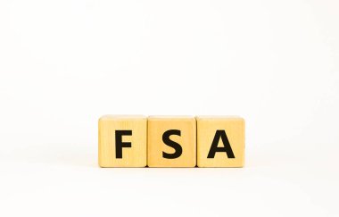 FSA, esnek harcama hesap sembolü. 'FSA' kavramı, güzel beyaz arkaplandaki küplere yapılan esnek harcama hesabı. İş ve FSA, esnek harcama hesabı konsepti. Boşluğu kopyala.