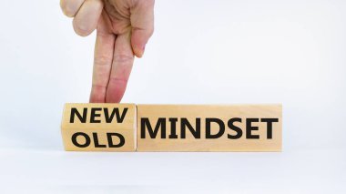 Yeni vs eski zihniyet sembolü. İş adamı ahşap bloğu çevirir ve 'eski zihniyet' kelimesini 'yeni zihniyet' e çevirir. Güzel beyaz arka plan. İş, yeni ya da eski düşünce tarzı. Boşluğu kopyala.