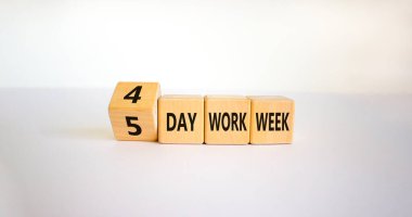 4 ya da 5 günlük iş sembolü. Küpü çevirdim ve 'haftanın 5 günü iş' kelimesini 'haftanın 4 günü' olarak değiştirdim. Güzel beyaz arka plan. Uzayı kopyala İş ve haftada 4-5 gün çalışma kavramı.