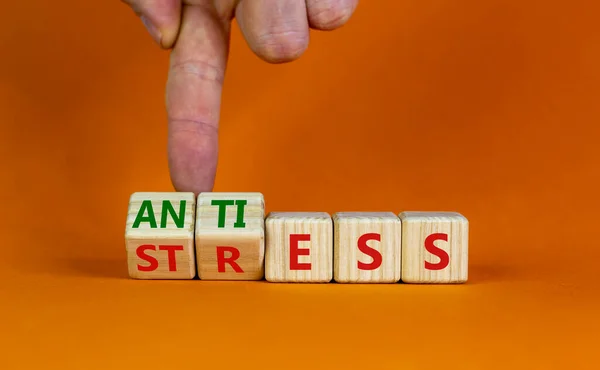 스트레스의 합니다 의사는 큐브를 스트레스 단어를 반스트레스 로바꿉니다 아름다운 주황색 — 스톡 사진