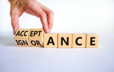 Kabullenme ya da cehalet sembolü. İş adamı küplere dönüşür, 'cehalet' kelimesini 'kabullenme' olarak değiştirir. Güzel beyaz masa, beyaz arka plan. İş, kabul ya da cehalet kavramı. Boşluğu kopyala.