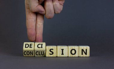 Karar ya da sonuç sembolü. İş adamı ahşap küplere dönüşür ve 