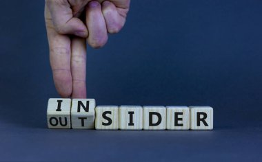 İçeriden ya da dışarıdan birinin sembolü. İş adamı küpü çevirir, 