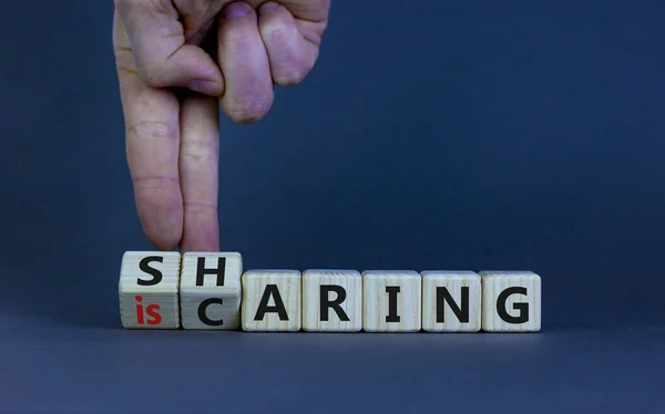 Compartir Símbolo Cariño Hombre Negocios Convierte Cubos Madera Con Palabras —  Fotos de Stock