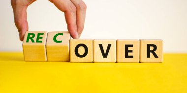 Sembolü kurtarma zamanı. İş adamı ahşap küplere dönüşür ve 