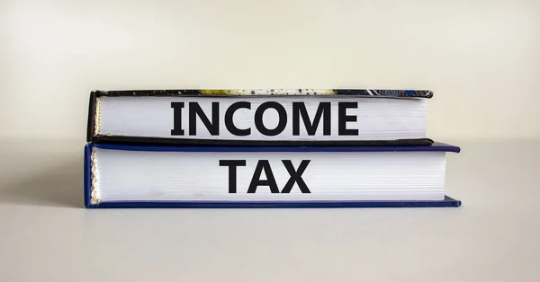 所得税符号 概念词 所得税 的书籍在美丽的白色背景 所得税概念 — 图库照片