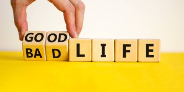 Yeni bir başlangıç için iyi bir yaşam konsepti, yeni yıl çözünürlüğü, diyet ve sağlıklı yaşam tarzı. İş adamı küpleri değiştirip 