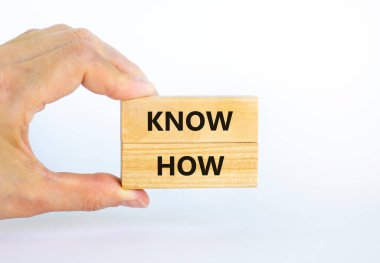 Nasıl bir sembol olduğunu biliyorum. Güzel beyaz arka planda 'Nasıl yapılacağını bil' yazan tahta bloklar, kopyalama alanı. İşadamı eli. İş, yenilik ve konsepti bilmek.