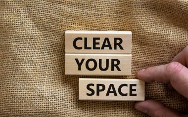 Uzay sembolünü temizle. Tahta bloklarda 