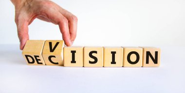 Görüş ve karar sembolü. İşadamı tahta küpleri değiştiriyor ve 