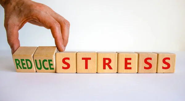 스트레스의 상징을 줄인다 사업가는 큐브로 바꾸고 스트레스 줄이기 단어를 바꾼다 — 스톡 사진