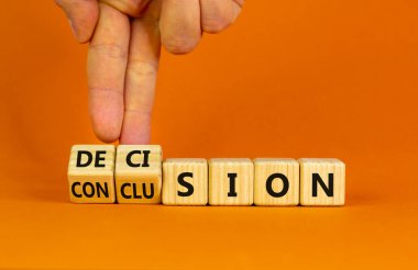 Karar ya da sonuç sembolü. İş adamı ahşap küplere dönüşür ve 