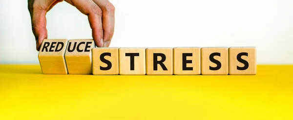 스트레스의 상징을 줄인다 사업가는 큐브로 바꾸고 스트레스 줄이기 단어를 바꾼다 — 스톡 사진