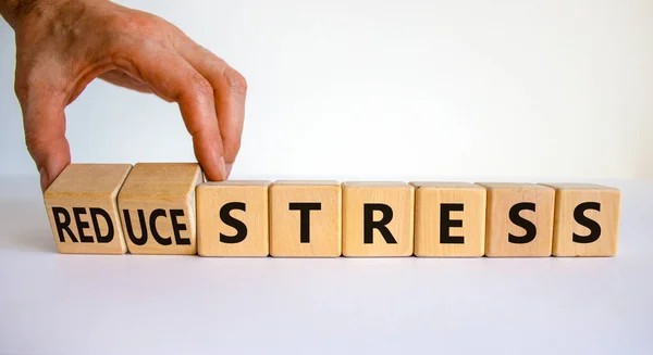 Minska Stress Symbolen Affärsman Vänder Kuber Och Ändrar Ord Stress — Stockfoto