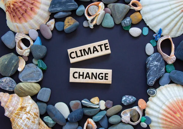 Klimaatveranderingssymbool Houten Blokken Met Woorden Klimaatverandering Prachtige Zwarte Achtergrond Zeestenen — Stockfoto