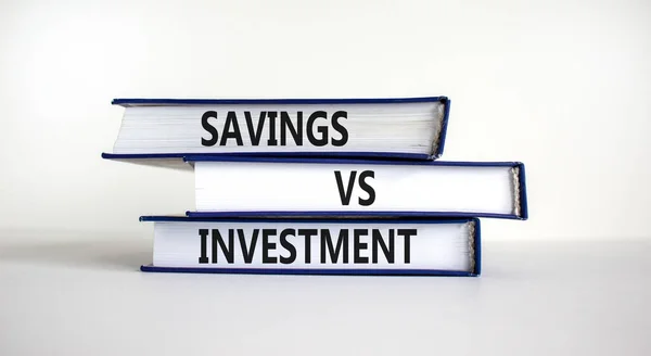 储蓄或投资战略的象征 储蓄或投资 字样的书籍 漂亮的白色背景 复制空间 储蓄或投资战略概念 — 图库照片