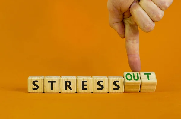 Estrés Estrés Fuera Símbolo Hombre Negocios Convierte Cubos Cambia Las — Foto de Stock