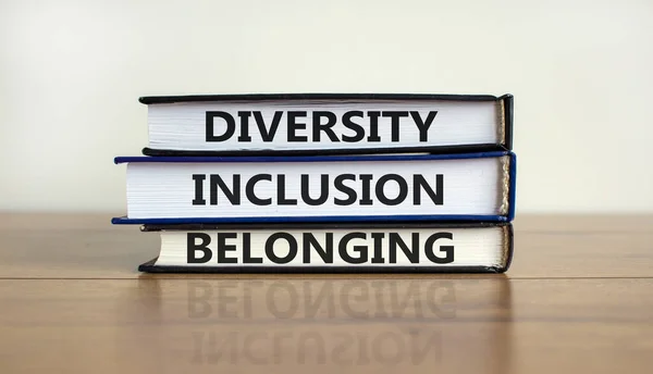 多样性 包容性 归属感 多样化 归属感 字样的书放在漂亮的木制桌子上 白色背景 多样性 包容性 归属感 — 图库照片