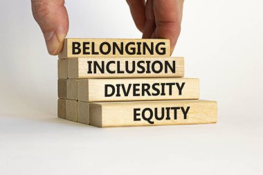 Eşitlik, çeşitlilik, kapsama ve aidiyet sembolü. Sözcüklerin özsermayesi, çeşitliliği, dahil edilmesi, güzel beyaz arka plana ait tahta bloklar. Çeşitlilik, eşitlik, kapsama ve aidiyet kavramı.