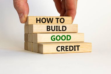 Nasıl iyi bir kredi sembolü oluşturulacağını. Tahta bloklar. Kelimeler 'nasıl iyi kredi oluşturulur'. Güzel beyaz arka plan, iş adamı eli. İş ve iyi kredi konsepti oluşturmak.