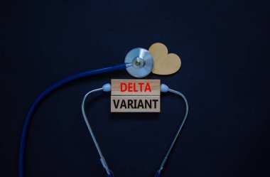 Yeni Covid-19 delta varyant sembolü. Beyaz kart, 'delta versiyonu' ve steteskop, siyah arka plan. Tahta kalp. Tıbbi ve covid-19 delta değişken gerilim konsepti, boşluğu kopyala.