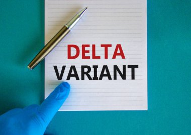Yeni covid-19 delta varyant sembolü. Mavi eldiven ve beyaz kart. 'Delta varyantı' kavramını kullan. Metalik kalem. Tıbbi ve COVID-19 delta varyant gerilim konsepti. Boşluğu kopyala.