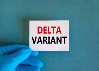 Yeni covid-19 delta varyant sembolü. Doktor beyaz kartlı mavi eldiven verdi. 'Delta varyantı' kavramını kullan. Tıbbi ve COVID-19 delta varyant gerilim konsepti. Boşluğu kopyala.