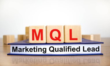 MQL pazarlama vasıflı kurşun sembol. Kitapta 