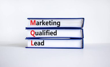 MQL pazarlama vasıflı kurşun sembol. 'MQL pazarlama' sözcüğünün bulunduğu kitaplar başrolde. Güzel beyaz arka plan. İşletme ve MQL pazarlama ana konsepte uygun. Boşluğu kopyala.