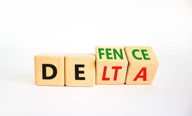 Covid-19 delta varyantı savunma sembolü. Tahta küpü döndürdü ve delta kelimesini savunmak için değiştirdi. Güzel beyaz arka plan. Covid-19 delta varyantı savunma konsepti. Boşluğu kopyala.