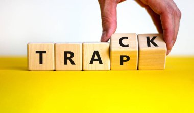 Tuzak ya da iz sembolü. İşadamı tahta küplere dönüşür ve 