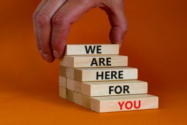 Destek ve yardım sembolü. Tahta bloklarda 