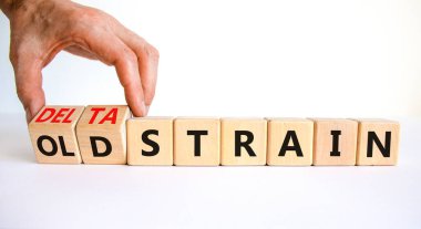 Covid-19 eski ya da delta soyu sembolü. Doktor ahşap küplere dönüşüyor ve kelimeleri Delta türüne çeviriyor. Güzel beyaz arka plan, kopyalama alanı. Tıbbi, Covid-19 eski ya da delta gerilimi kavramı.