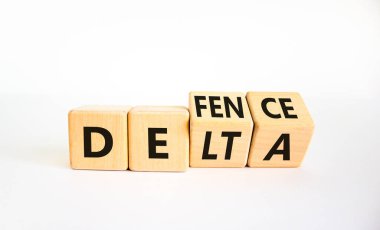Covid-19 delta varyantı savunma sembolü. Tahta küpü döndürdü ve delta kelimesini savunmak için değiştirdi. Güzel beyaz arka plan. Covid-19 delta varyantı savunma konsepti. Boşluğu kopyala.