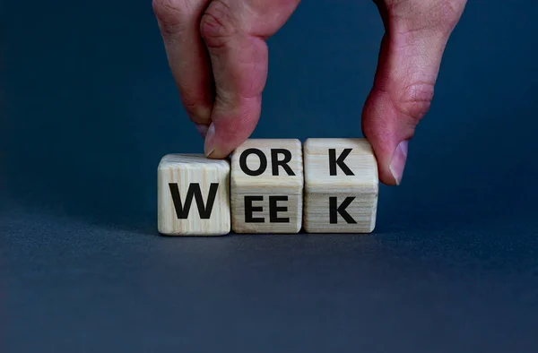 Σύμβολο Της Εβδομάδας Εργασίας Επιχειρηματίας Γυρίζει Ξύλινα Κύβους Τις Λέξεις — Φωτογραφία Αρχείου